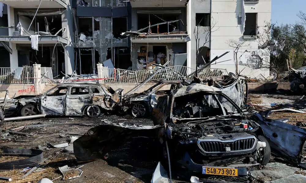 A view of burnt cars and a damaged building at an impact site following Iran&rsquo;s missile strike on Israel, in Be&rsquo;er Sheva, Israel, June 20, 2025. Photo: Reuters