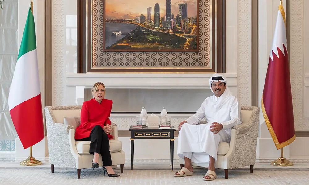This handout photograph taken and released by Qatar&rsquo;s Amiri Diwan shows Qatar&rsquo;s Emir Sheikh Tamim bin Hamad Al-Thani receiving Italy&rsquo;s Prime Minister Giorgia Meloni during their meeting at Lusail Palace on April 4, 2026. Photo: AFP