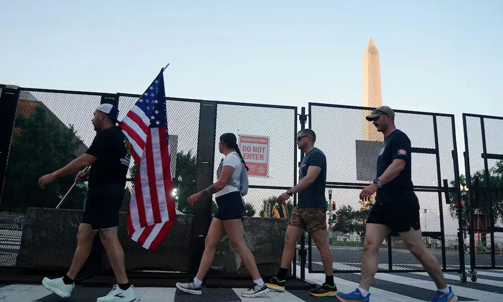 People walk past security barricades near the Washington Monument ahead of Fourth of July celebrations, marking the 250th anniversary of U.S. Independence, in Washington, D.C., U.S., July 4, 2026. Photo: Reuters