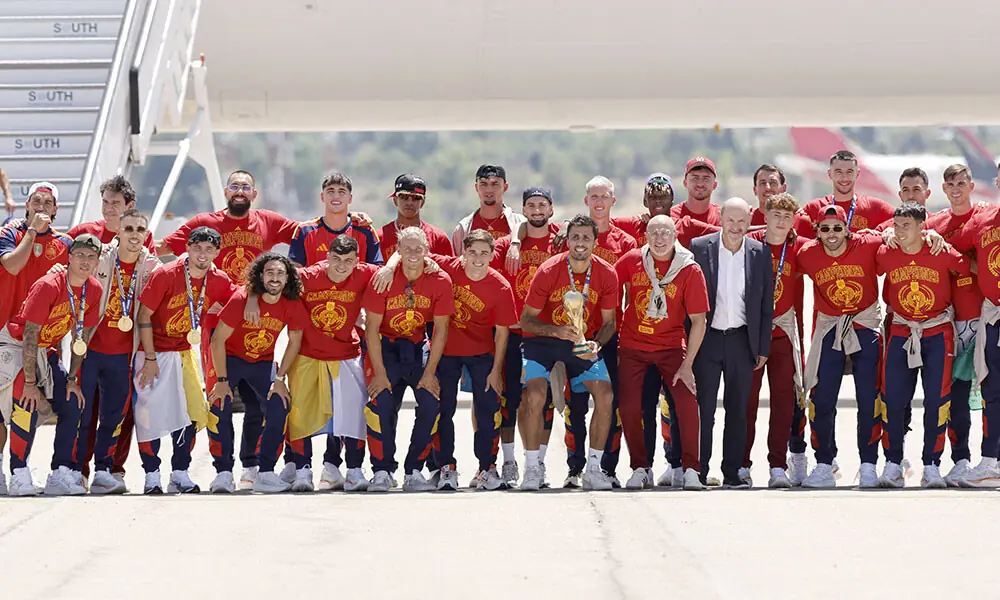 Spain's team pose with their trophy on the tarmac upon their arrival from the US after winning the 2026 World Cup, in Madrid Barajas' airport, on July 20, 2026. Photo: AFP Spain's team pose with their trophy on the tarmac upon their arrival from the US after winning the 2026 World Cup, in Madrid Barajas' airport, on July 20, 2026. Photo: AFP