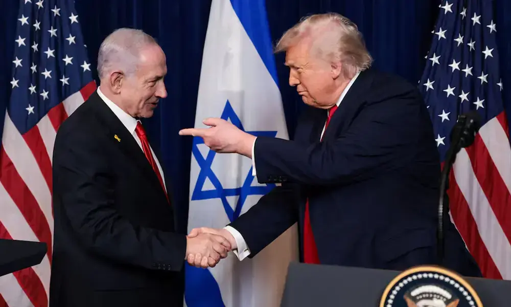 U.S. President Donald Trump points his finger towards Israeli Prime Minister Benjamin Netanyahu as they shake hands during a press conference after meeting at Trump&rsquo;s Mar-a-Lago club in Palm Beach, Florida, U.S., December 29, 2025. REUTERS