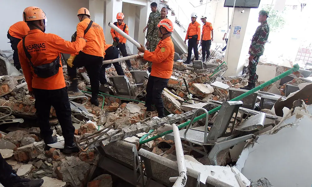 A rescue team searches for victims in the ruins of the Laurensius Say Port in Maumere, Sikka, East Nusa Tenggara on August 15, 2026, after a magnitude 7.7 earthquake struck Flores Island. Photo: AFP A rescue team searches for victims in the ruins of the Laurensius Say Port in Maumere, Sikka, East Nusa Tenggara on August 15, 2026, after a magnitude 7.7 earthquake struck Flores Island. Photo: AFP