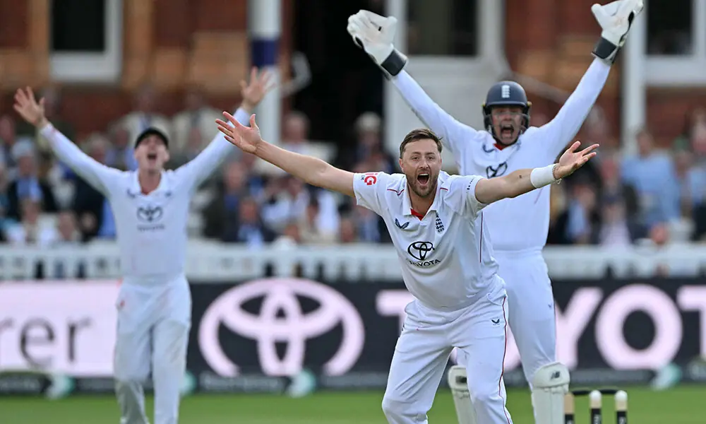 England's Ollie Robinson (C) and teammates appeal for a LBW decision against Pakistan's Shan Masood, given after a review on day four of the second test match between England and Pakistan at Lord's cricket ground in London on August 30, 2026. Photo: AFP