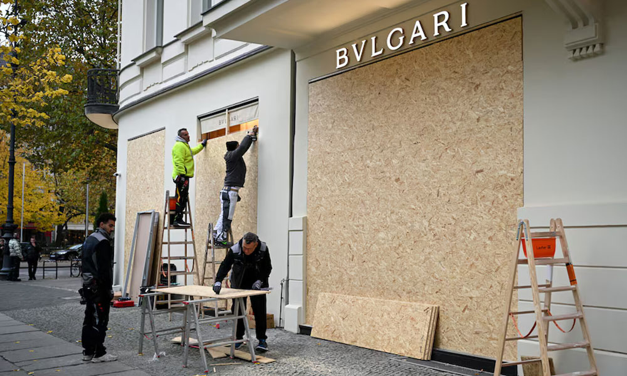 Workers secure a Bvlgari store with wooden boards ahead of expected protests by the youth movement "Gen Z regelt" in Berlin, Germany, October 30, 2026. Photo: Reuters Workers secure a Bvlgari store with wooden boards ahead of expected protests by the youth movement "Gen Z regelt" in Berlin, Germany, October 30, 2026. Photo: Reuters