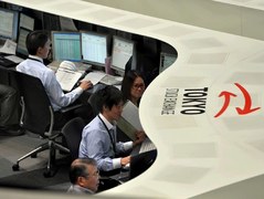 Tokyo stocks close sharply lower on US debt worry