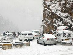 Govt halts tourists' entry to Murree after heavy snowfall causes traffic jam