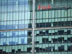 Fitch downgrades Pakistan&rsquo;s outlook to negative, sees 'considerable risks' to IMF programme