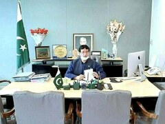 Minister launches &lsquo;smartphone for all&rsquo; initiative