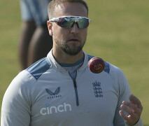 England&rsquo;s Livingstone out of Pakistan tour with knee injury