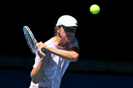 World number one Swiatek leads Australian Open charge