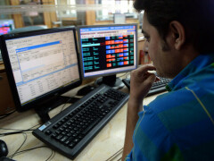 HDFC Bank lifts Indian shares, higher oil prices cap gains