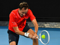 Red-hot Medvedev keeps Australian Open title dreams alive