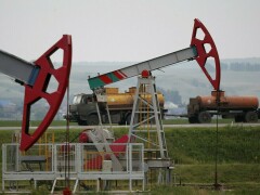 Oil falls more than 1% on stronger dollar, rate hike worries