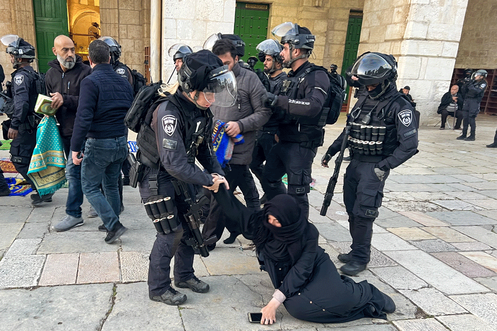 Israeli police attack worshippers in Jerusalem&rsquo;s Al-Aqsa mosque