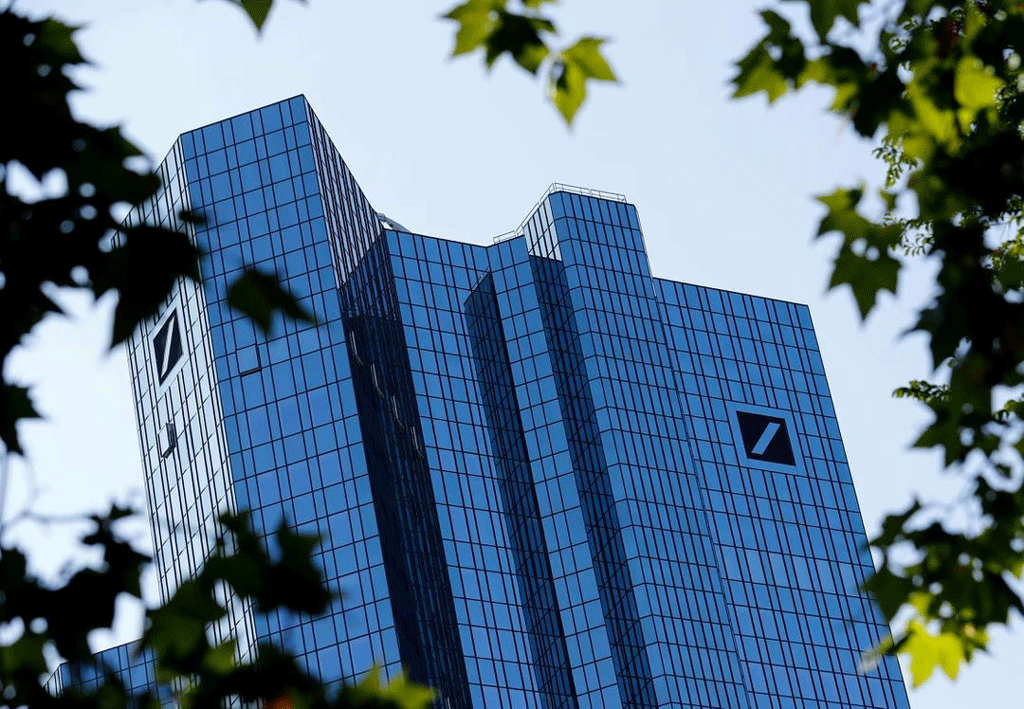 Deutsche Bank to cut 800 jobs after strong first quarter