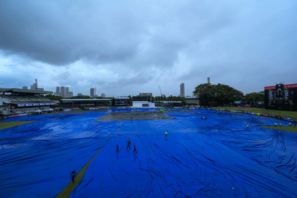 Rain halts Pakistan&rsquo;s charge after 12-run lead