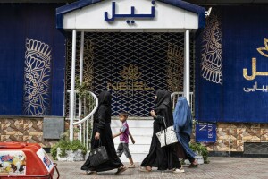 Taliban makeover: Afghan women despair over beauty parlour ban