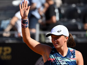 Swiatek holds off Collins to line up Montreal semi-final with Pegula