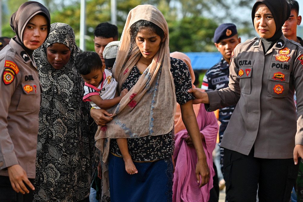 Hundreds of Rohingya refugees set sail from Bangladesh