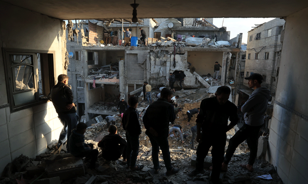 Israel resumes Gaza attacks as truce expires, heavy fighting reported
