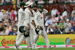 Warner out for 34 in farewell Test as rain thwarts Pakistan