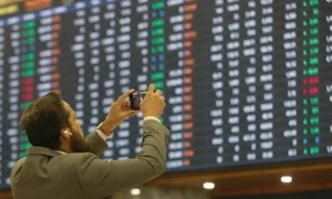 اسٹاک مارکیٹ: آخری گھنٹوں میں فروخت کا دباؤ، 100 انڈیکس معمولی کمی کے ساتھ بند ہوا