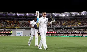 Root&rsquo;s superb first ton in Australia guides England to 325-9