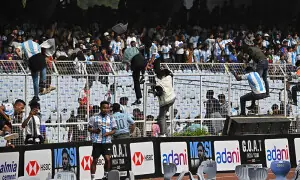 Fans throw objects onto field after Messi visits Kolkata&rsquo;s Salt Lake stadium