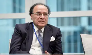 DAVOS 26: Aurangzeb holds key meetings with ADB president, aviation sector leader