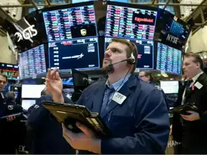 US stocks higher to open heavy week of earnings, Fed meeting