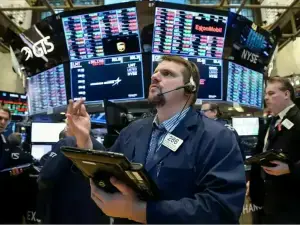 US stocks mixed amid earnings deluge
