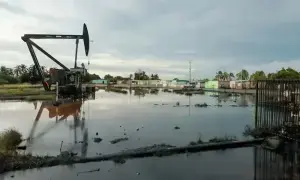 Oil rises 2% on US–Iran tensions, improved demand