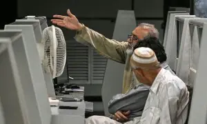 Selling returns to bourse, KSE-100 sheds over 1,300 points