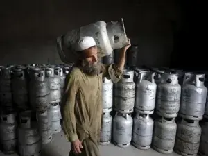 India: Cooking gas crunch hits home