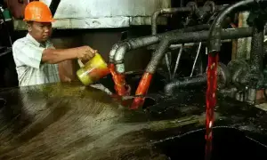 Palm hits two-week low on weaker Dalian, crude oil amid Mideast uncertainty