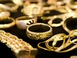 Gold price drops by Rs1,600 per tola in Pakistan