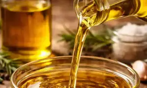 Palm oil hits three-week low, posts second weekly loss