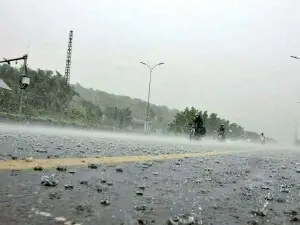 Heavy rain, hailstorm brings relief to Lahorites