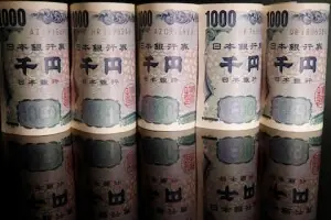 Yen hits key 160 level for third session, dollar buoyed by Gulf woes