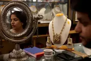مہنگائی اور شرحِ سود میں اضافے کے خدشات، سونے کی مارکیٹ ہفتہ وار خسارے کی زد میں مہنگائی اور شرحِ سود میں اضافے کے خدشات، سونے کی مارکیٹ ہفتہ وار خسارے کی زد میں