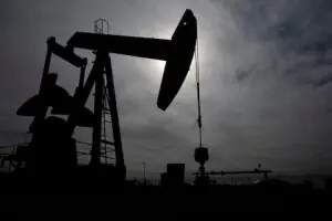 Oil falls as supply starts moving through Strait of Hormuz