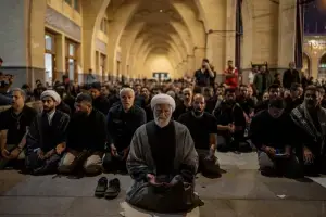 آیت اللہ خامنہ ای کی نمازِ جنازہ میں تین بیٹے شریک، جانشین مجتبیٰ خامنہ ای غیر حاضر آیت اللہ خامنہ ای کی نمازِ جنازہ میں تین بیٹے شریک، جانشین مجتبیٰ خامنہ ای غیر حاضر