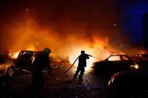 روسی میزائل اور ڈرون حملہ، کیف میں 7 افراد ہلاک، متعدد عمارتیں تباہ