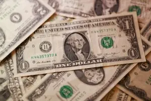 Dollar near one-week high as markets grapple with Gulf tensions