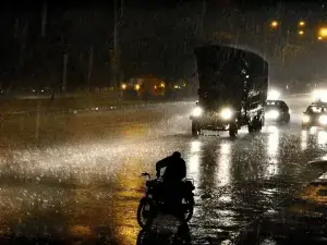 کراچی کے کئی علاقوں میں ہلکی سے درمیانی شدت کی بارش