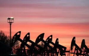 Oil slips 5% after US, Iran pause fighting over weekend