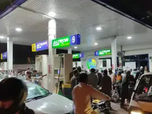 حکومت نے پیٹرول 3.39 اور ڈیزل 4.07 روپے فی لیٹر سستا کر دیا حکومت نے پیٹرول 3.39 اور ڈیزل 4.07 روپے فی لیٹر سستا کر دیا