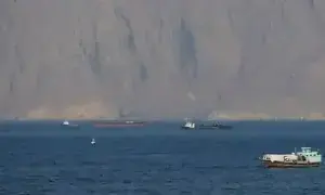 امریکا کی ایران کو اقتصادی دباؤ مزید بڑھانے کی دھمکی، آبنائے ہرمز میں مزید دو بحری جہازوں پر حملہ
