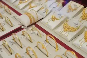فیڈ اجلاس کی روداد پر نظریں، سونے کی قیمت میں معمولی کمی