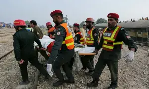 ملتان میں رحمان بابا ایکسپریس کی 14 بوگیاں پٹری سے اترگئیں، 4 افراد جاں بحق، 49 زخمی ملتان میں رحمان بابا ایکسپریس کی 14 بوگیاں پٹری سے اترگئیں، 4 افراد جاں بحق، 49 زخمی